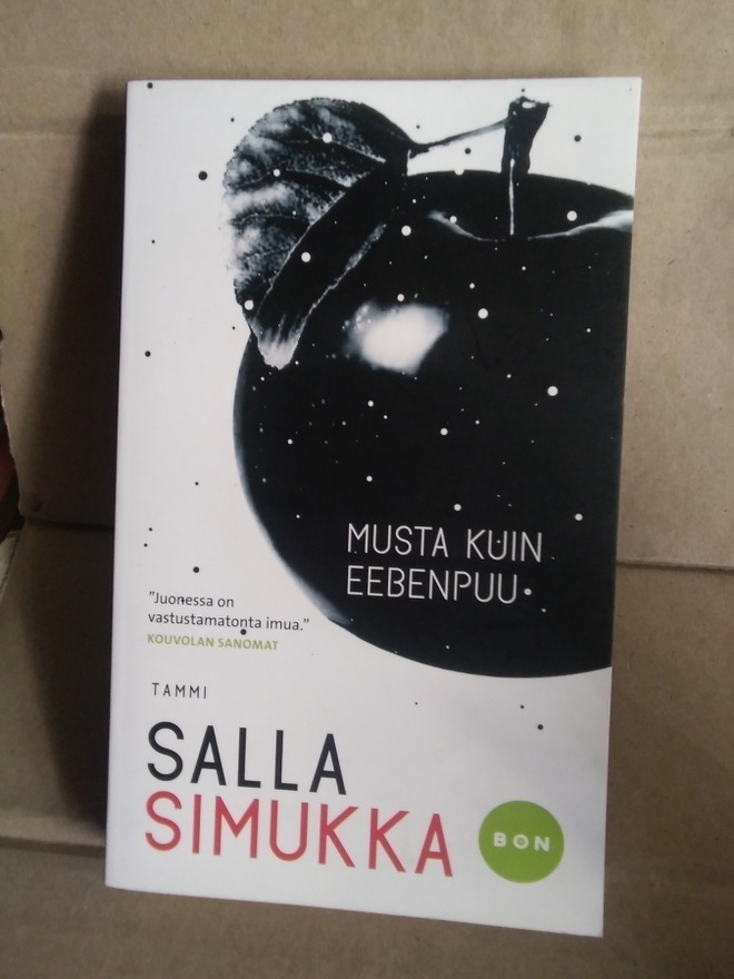 Salla Simukka: Musta kuin eebenpuu -pokkari-