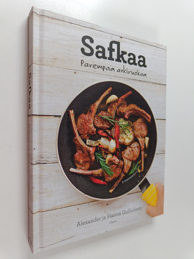 Hanna Gullichsen ym. : Safkaa : parempaa arkiruokaa