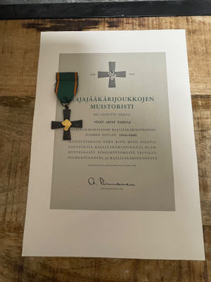 Rajajääkärijoukkojen muistoristi+ myöntökirja