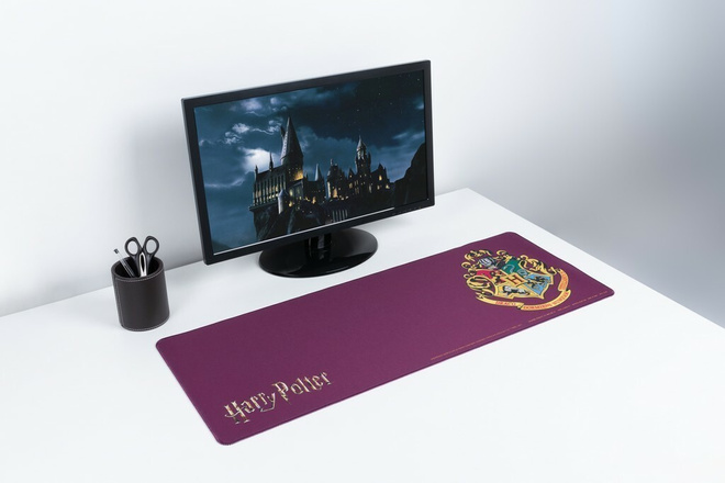 HARRY POTTER HOGWARTS CREST DESK MAT	(28 850)	800mm x 300mm
