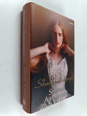Simona Ahrnstedt : Skandaalinkäryä