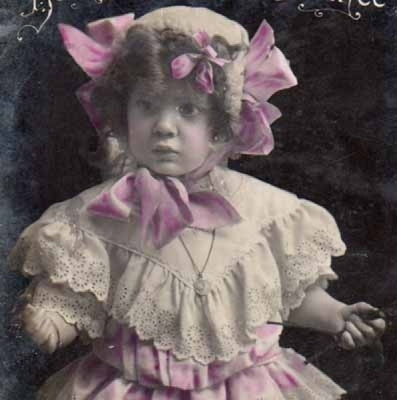 LAPSI / Pikkuneiti valkeassa brodyyrimekossa. 1900-l.