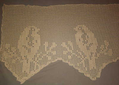 Vaaleankeltainen virkattu verhokappa 46x130cm
