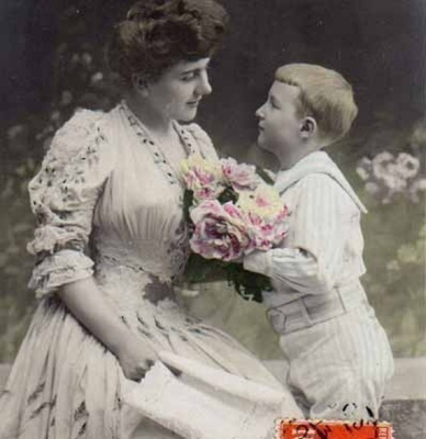 PERHEIDYLLI / Poika tuo kukkia kauniille äidilleen. 1900-l.