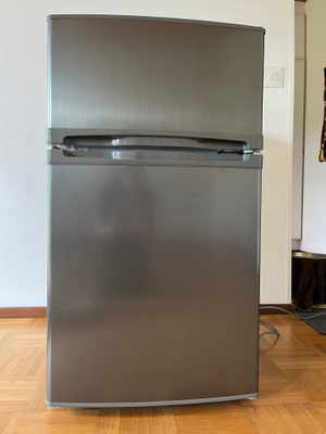 Logik jääkaappi pakastelokerolla
