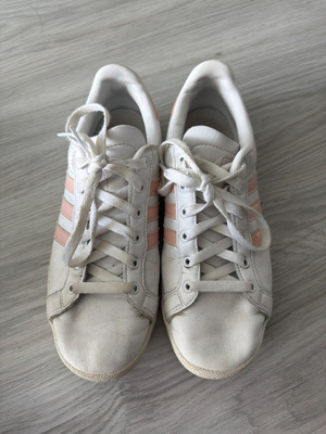 Adidaksen tennarit, koko 39,5