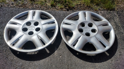 Toyota 15" koristekapselit, 2 kpl