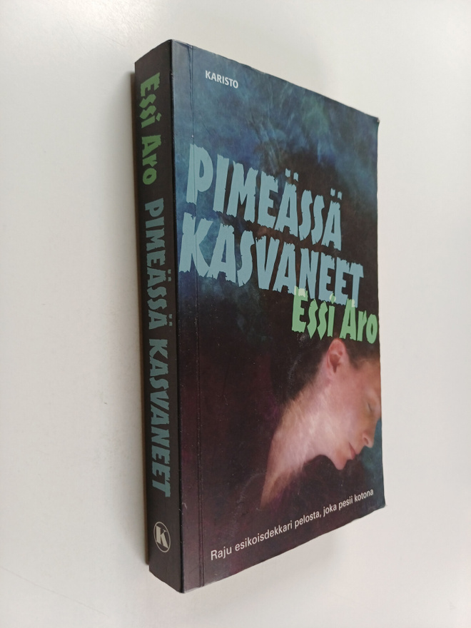 Essi Aro : Pimeässä kasvaneet : rikosromaani