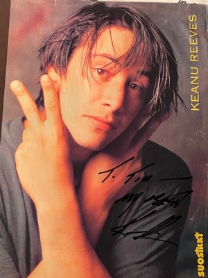 Keanu Reeves nimikirjoitus musalehden sivulla