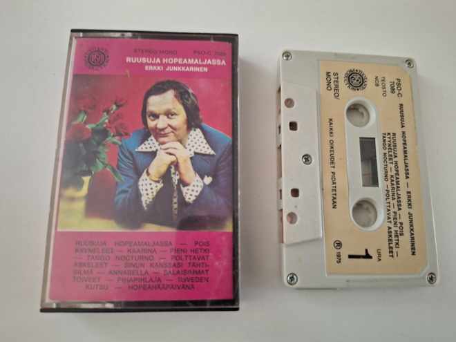 ERKKI JUNKKARINEN - RUUSUJA HOPEAMALJASSA c-kasetti