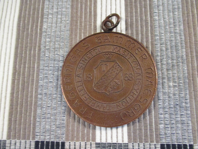 Tampereella sinetti .Käsityöläis.Yhtiön mitali 1868 -.