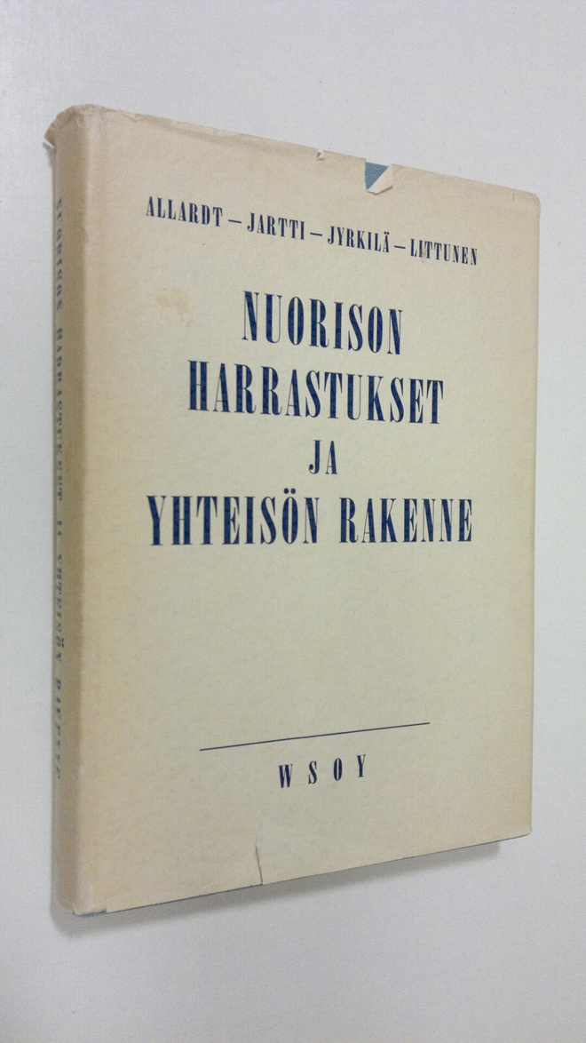 Erik ym. Allardt : Nuorison harrastukset ja yhteisön rakenne