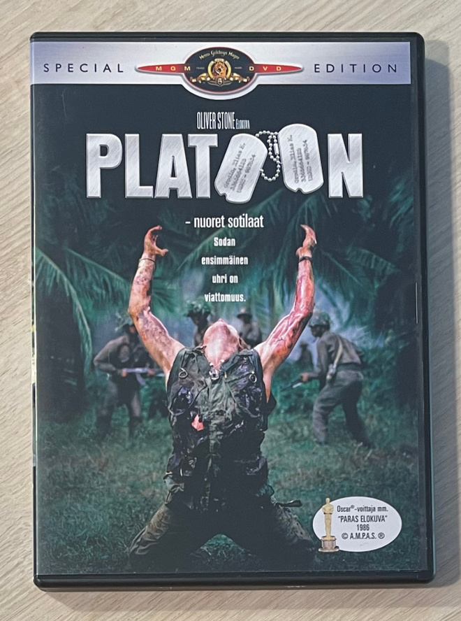 Oliver Stone: PLATOON - nuoret sotilaat (1986) Charlie Sheen