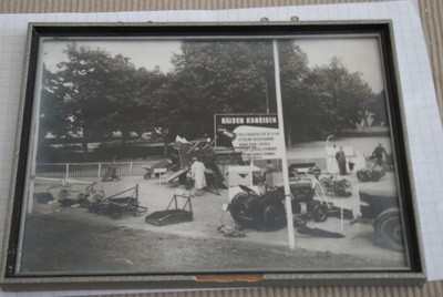 Valokuvataulu 1950-luvun maatalousnäyttelystä