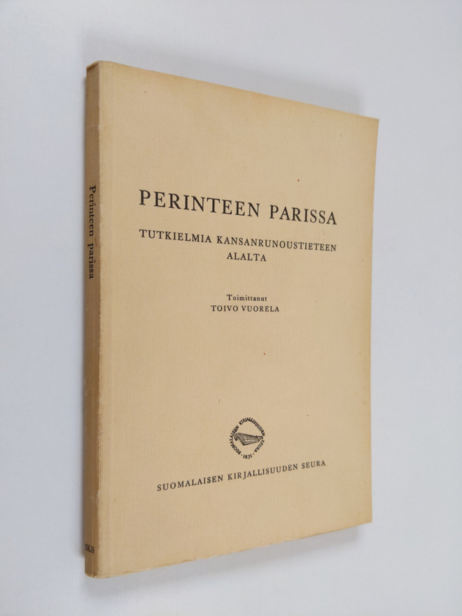 Perinteen parissa : tutkielma kansanrunoustieteen alalta