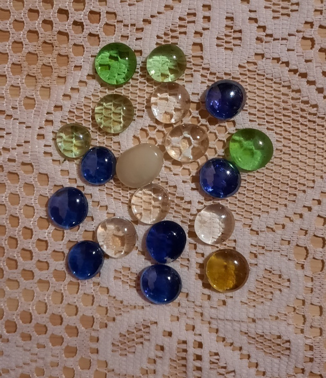 Sisustajalle, askarteluun  tai pelinappuloiksi