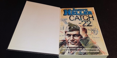 Joseph Heller : Catch-22 Me sotasankarit