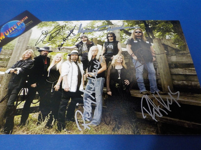 LYNYRD SKYNYRD KUVA KAHDEKSALLA NIMMARILLA