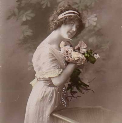 NAINEN / Romanttisen kaunis tyttö ja ruusuja. 1910-l.