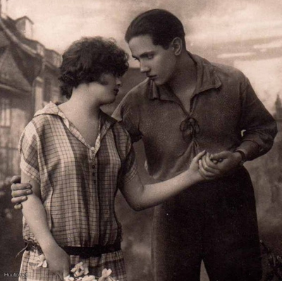 RAKKAUS / Rakastunut pari kaupungin muurilla. 1920-l.