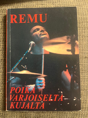 Remu poika varjoiselta kujalta