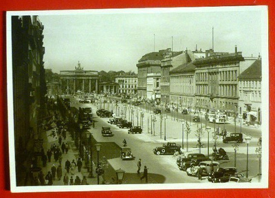 Berlin - Unter der Linden mit Brandenburger Tor-Vanhat autot