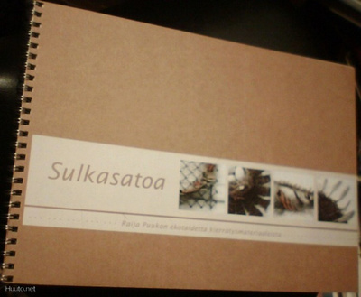 Raija Puukko: Sulkasatoa (ekotaidetta kierrätysmat.)Sis.pk:t