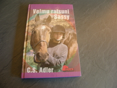 Adler Velmu ratsuni Sassy