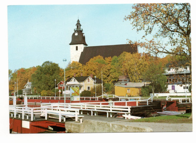 Naantali: Kirkko ja laituria