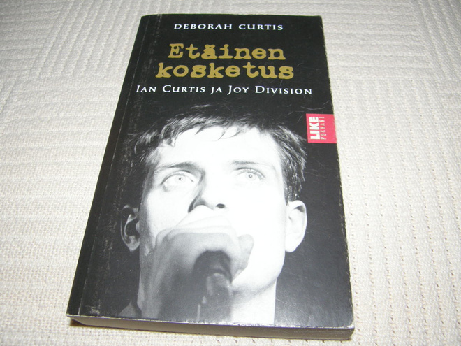 Deborah Curtis Etäinen kosketus Ian Curtis ja Joy Division