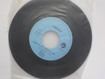 VIENNA - LIFE IS AN ADVENTURE / DREAMS ARE UNTRUE EX- 7"