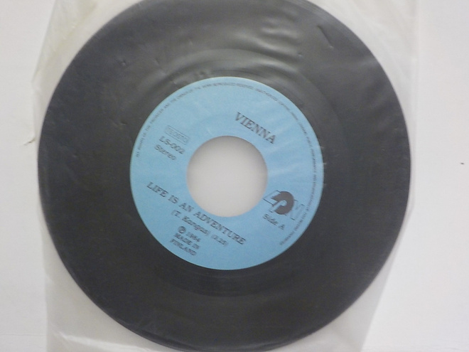VIENNA - LIFE IS AN ADVENTURE / DREAMS ARE UNTRUE EX- 7"