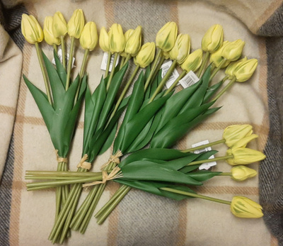 Keltaisia tulppaaneja muovia