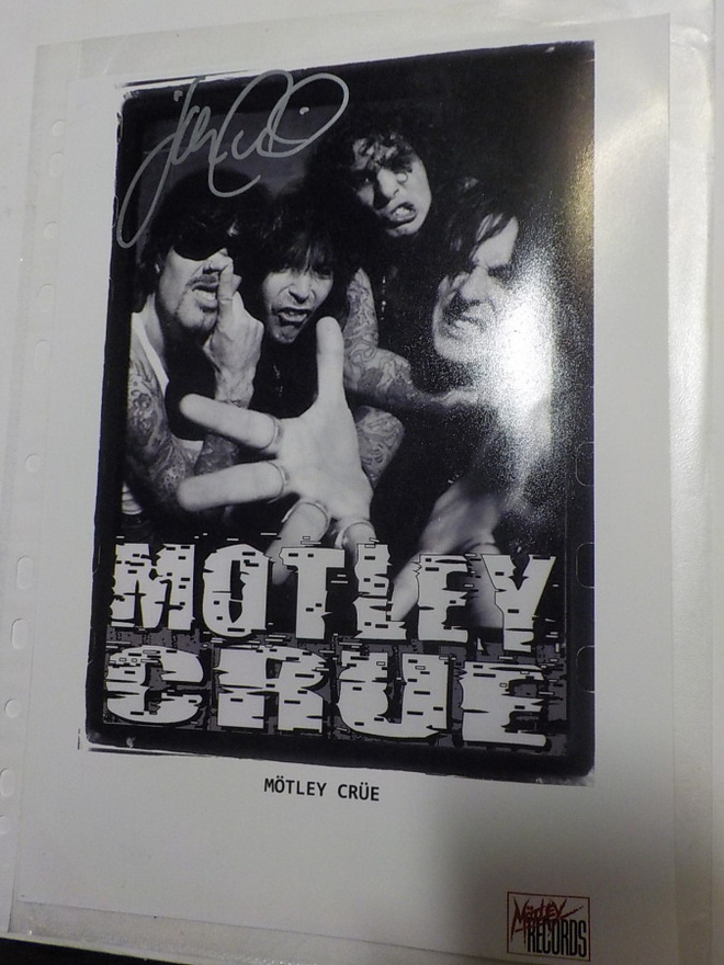 MÖTLEY CRUE B/W KUVA CORABIN NIMMARILLA