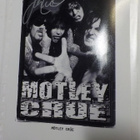 MÖTLEY CRUE B/W KUVA CORABIN NIMMARILLA - pikkukuva 1
