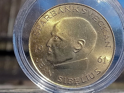 Jean Sibelius 1961. Ruotsinkielinen kolikko. Kullanvärinen.