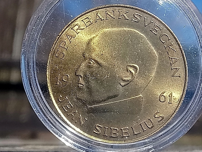 Jean Sibelius 1961. Ruotsinkielinen kolikko. Kullanvärinen.