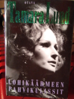 TAMARA LUND: LOHIKÄÄRMEEN PAHVIKULISSIT