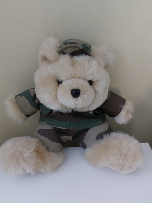 Nalle maastopuvussa