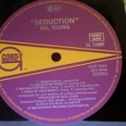 VAL YOUNG :: SEDUCTION :: VINYYLI  LP     1985 - pikkukuva 4
