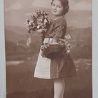 Pikkuleidi tuo onnittelukukkia käsin ja korissa, p. 1925 - pikkukuva 1