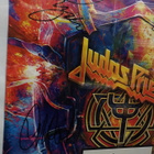 JUDAS PRIEST - TAULU KOKO 2024 BÄNDIN NIMMAREILLA (w) - pikkukuva 3