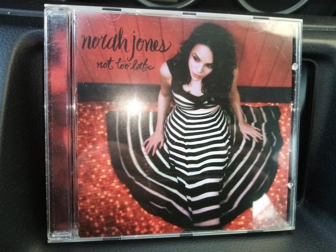 CD Norah Jones : NOT TOO LATE ( SIS POSTIKULU)