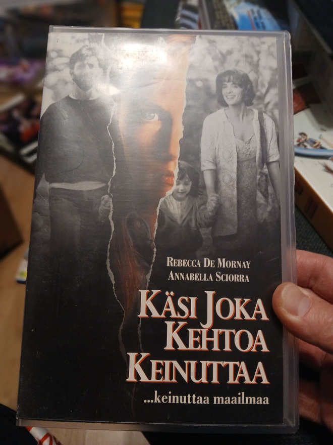 Käsi joka kehtoa keinuttaa vhs