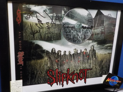 SLIPKNOT TAULU SEITSEMÄLLÄ NIMMARILLA