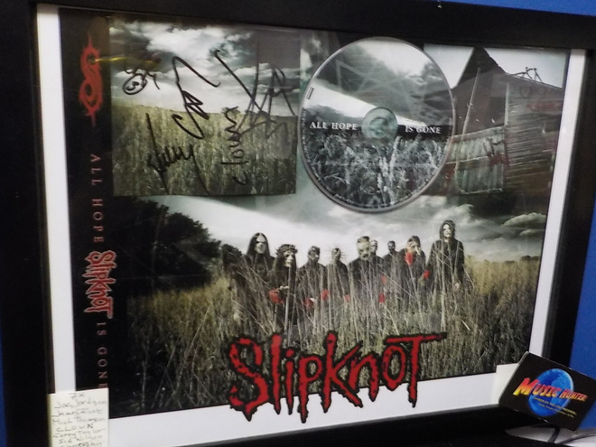 SLIPKNOT TAULU SEITSEMÄLLÄ NIMMARILLA