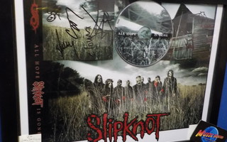 SLIPKNOT TAULU SEITSEMÄLLÄ NIMMARILLA