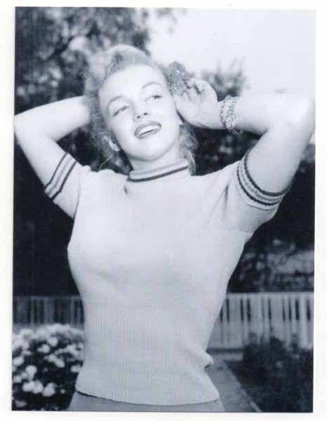 MARILYN MONROE - Tyttö keikistelee jumpperissa - valokuva