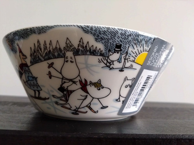 Hiihtäen kera herra Virkkunen, Muumi-kulho (tarra)