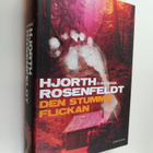 Michael Hjorth : Den stumma flickan : kriminalroman - pikkukuva 1